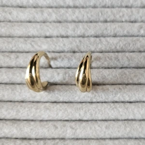 Edblad Trois Creole Gold L - Edblad Trois Creoles Gold L i mycket gott skick.  14K guldpläterad rostfritt stål. Mått: 22 mm. 