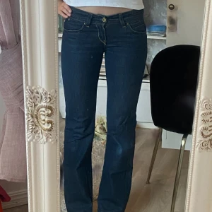 Levi's 527 mörkblå bootcut jeans - Mörkblå Levi's 527 bootcut/straight jeans med gula sömmar. Låg midja och femficksmodell med Levi's logga på bakfickan. Jeansen är i ostretchig denim och har en snygg, tidlös look som passar till nästan allt! 💋👖strl: xs/s