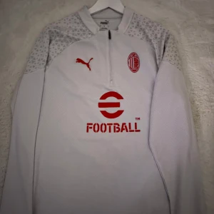 AC Milan 23/24 långärmad träningströja - AC Milan 23/24 långärmad träningströja från Puma. Riktigt fet och skön att ha på sig. Perfekt för träning. ✅Nypris: 1099 kr. Går ej att köpa längre från Puma eller Milans hemsida. Äkta från Unisport. 