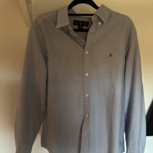 Ralph lauren skjorta - Säljer denna riktigt goa Raffeskjortan som inte riktigt kommit till användning, står att det är storlek XL vilket måste vara fabriksfel efter den är köpt som M och passar som det. Vid fler frågor eller bilder kom privat