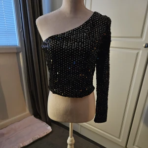 Svart paljett topp - En svart paljetter topp som är använd fåtal ggr. Köpt på nelly