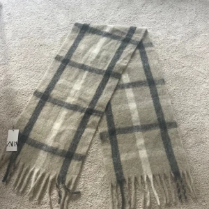 Stickad halsduk zara - Supermysig stickad halsduk från zara som är perfekt till i höst! Lappen kvar i storlek M, men passar alla. Slutsåld! Bara att höra av dig vid frågor💗