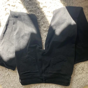 Svarta jeans från Zara - Storlek 38/M, bra skick, bootcut, lågmidjade. 