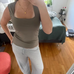 Olivgrön ärmlös linnetopp - Snygg olivgrön linnetopp med fyrkantig urringning!!