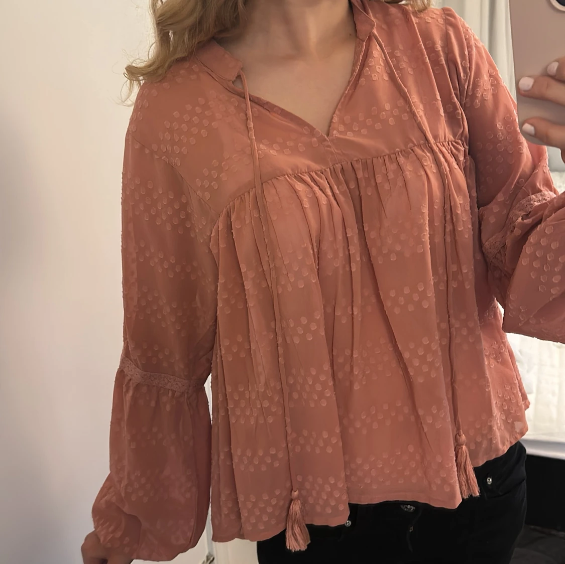 Rosa blus med prickigt mönster - 1