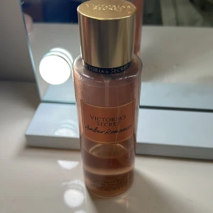 Victoria's Secret Amber Romance mist - Amber Romance body mist från Victoria's Secret.❤️Mindre än hälften kvar. 
