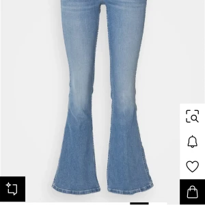 Lågmidjade Pepe jeans - Säljer dessa då de är för korta på mig, för referens är ja 163/164, o då är de även uppsprättade där nere!! Tror de skulle passa nån runt 160, köpta för 1079 o de är i bra skick🥰🥰