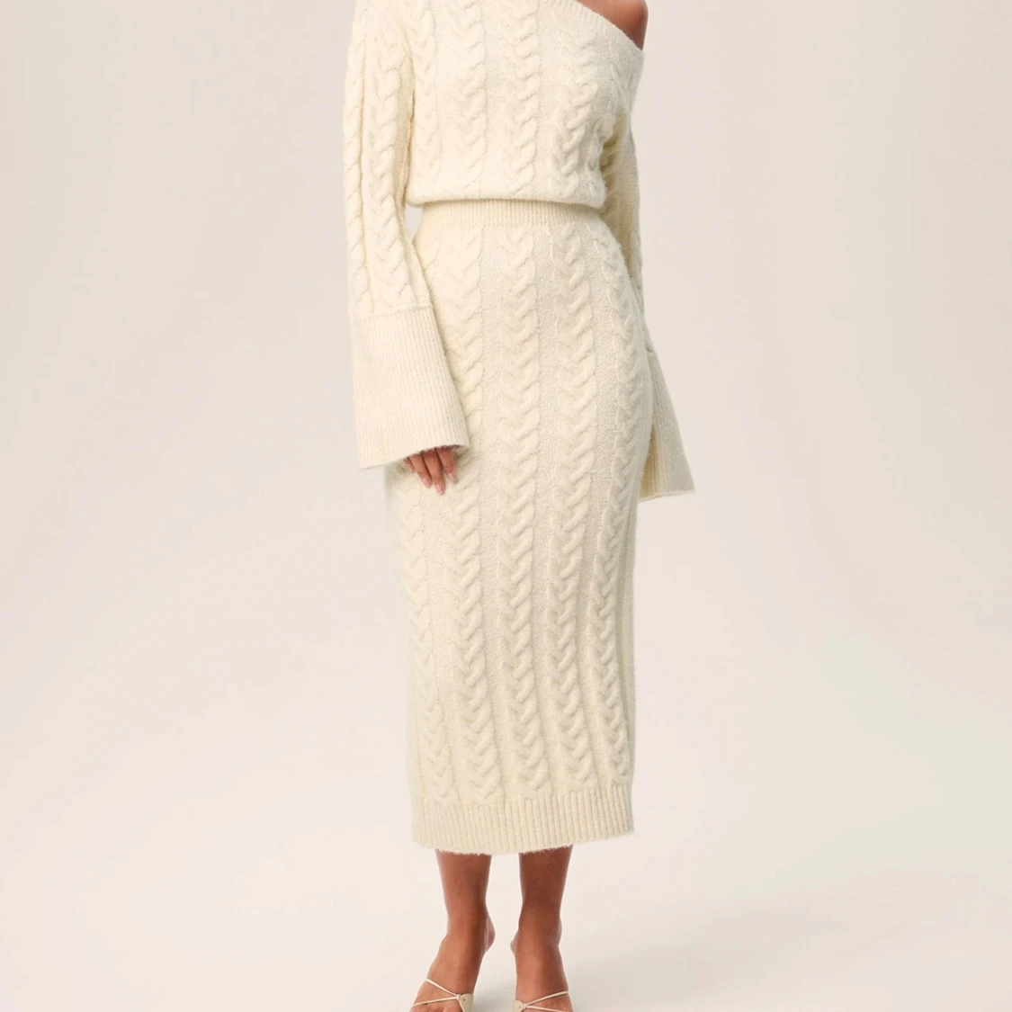 Stickad offshoulder klänning från Adoore