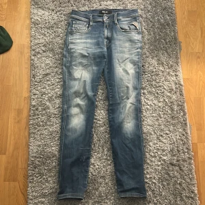 Replay Anbass - Tjena jag säljer ett par Replay Anbass jeans i färgen ljusblå då dessa har blivit för små. De är i bra skick och passar till flera stilar. Hör av dig vid intresse, pris kan diskuteras!
