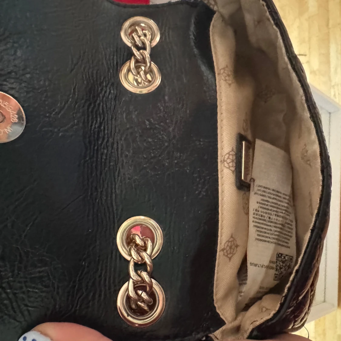 Svart quiltad axelväska från Guess - 3