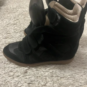 Svarta Isabel marant skor  - Säljer mina älskade Isabel marant skor. Dessa är i väldigt fint skicka och inte så mycket använda. Skriv om ni vill ha mer bilder. (Kartong och dustbag är slängda)❤️❤️