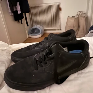  Nike sb chron - Snygga svarta Nike sneakers med låg profil och klassisk swoosh på sidan. Använde en gång 