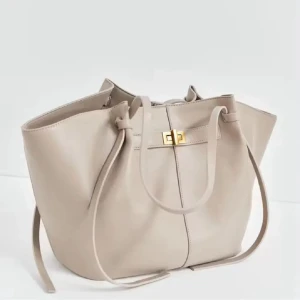 SÖKER - hej, jag skulle jätte gärna vilja ha denna väska, i beige. Helst nytt skick men bra skick funkar också skriv t mig privat om ni är villiga att sälja eran!!!! 