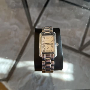 Emporio armani damklocka - Säljer en vit Emporio Armani damklocka som är sparsamt använd Inga repor i glaset Mått (se bild) Behövs bytas batteri på klockan (batteri följer med så att man kan byta själv om man vill det)  Skriv gärna om fler bilder önskas, köp gärna!