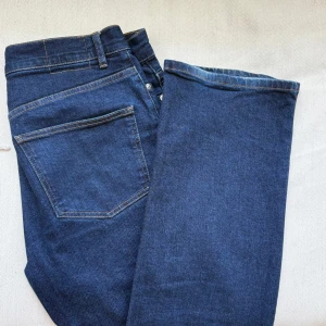 Jeans - Jeans från MassimoDutti. Fits 32x32. Straight modell med något vidare nertill. Otroligt fint skick och billigt pris!
