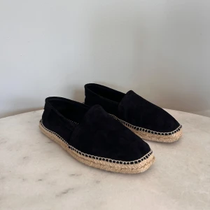 Marinblå espadrillos från Massimo Dutti - Marinblåa espadrillos i mocka från Massimo Dutti med klassisk jutesula och diskreta sömmar runt kanten.Skicket är galet bra och mockan är mjuk och i väldigt fint skick. Stolek:40