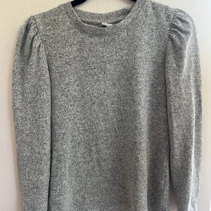 Grå långärmad tröja från Lindex!!💘🌟💫 - Jag säljer denna mysiga gråmelerade tröja från Lindex som är perfekt nu till hösten men även en sval sommarkväll!!🩶🍂 Tröjan har en fin design med puffade axlar och en rund halsringning. 💫Långärmad modell i mjukt material, perfekt för lager på lager!🩶 Enkel och stilren design som gör att den är passande till alla olika typer av event!!🤩🩶🌟😋Tröjan är i storlek 146/152 och jag säljer den nu för 125 kr!💘
