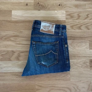 Jacob Cohën  - Säljer ett par riktigt feta Jacob Cohëns i storlek/waist 32. Liten defekt vid högra ficka, vet ej om det är design! Skriv vid minsta fråga!🙌