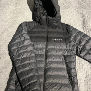 Snygg dunjacka från sail racing - Säljer denna snygga dunjacka från sail racing som är perfekt nu när sommaren är slut och kylan kommer. Den är liten i storlek så den sitter som en Small! Köptes för några år sedan, men har inte använts så flitigt. Tror att den köptes för runt 3000 kr.