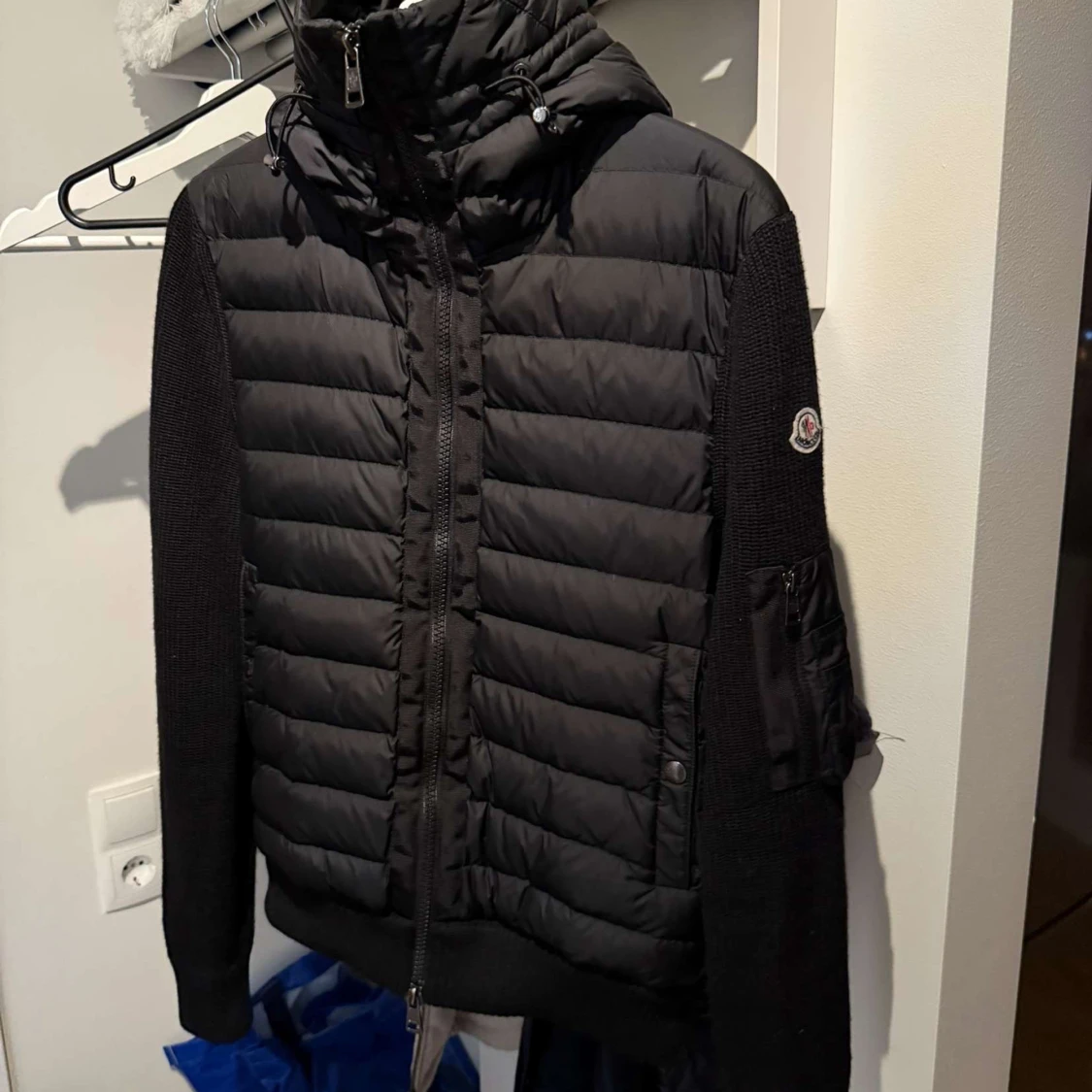 Svart Moncler pufferjacka med huva