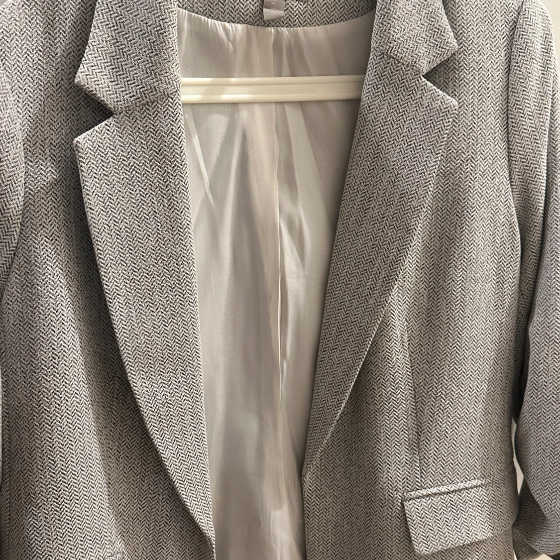 Grå mönstrad kavaj med klassisk krage - 2