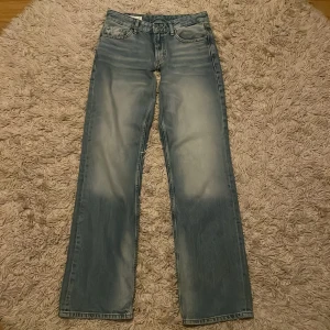 Blå raka jeans med vintage tvätt - Säljer ett par blå jeans med rak passform och snyggt vintage tvättad look. Klassisk femficksmodell med normal midja och raka ben. Jeansen är nedsydda till lågmidjad, så dem är väldigt låga och snygga i midjan. Skriv för frågor. Och pris kan diskuteras!