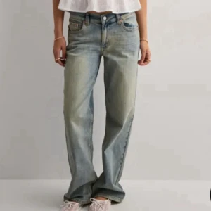 Jeans från Nelly i ljusblå denim - Säljer ett par snygga low waist loose jeans från Nelly i ljusblå tvättad denim i storlek M. Jeansen är endast använda en gång och därför i nästan nytt skick, nypris 599kr💗💗