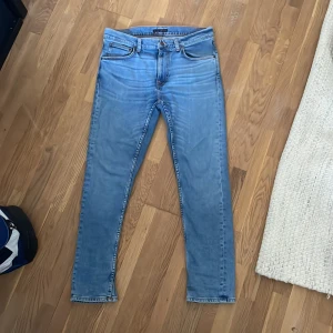 Nudie jeans lean dean - Ett par nudie jeans i modellen lean dean som är helt oanvända och köpta i butik (kvitto finns såklart) de är i storleken 32/30. Ordinariepriset ligger på 1600. Men jag säljer dem för 999kr (helt nya). Priset är dock inte hugget i sten. Skriv vid minsta funderingar!😊