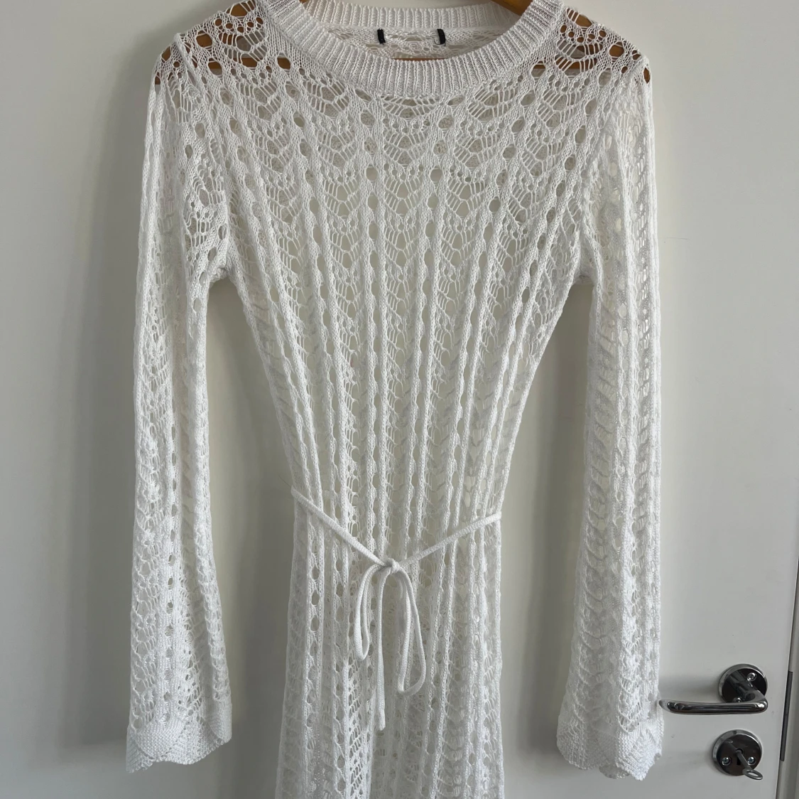 Vit stickad långklänning med knyt