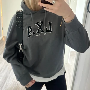 Mörkgrå hoodie från LXA The Label - Snygg mörkgrå hoodie från Linns märke LXA The Label 💕storlek 38