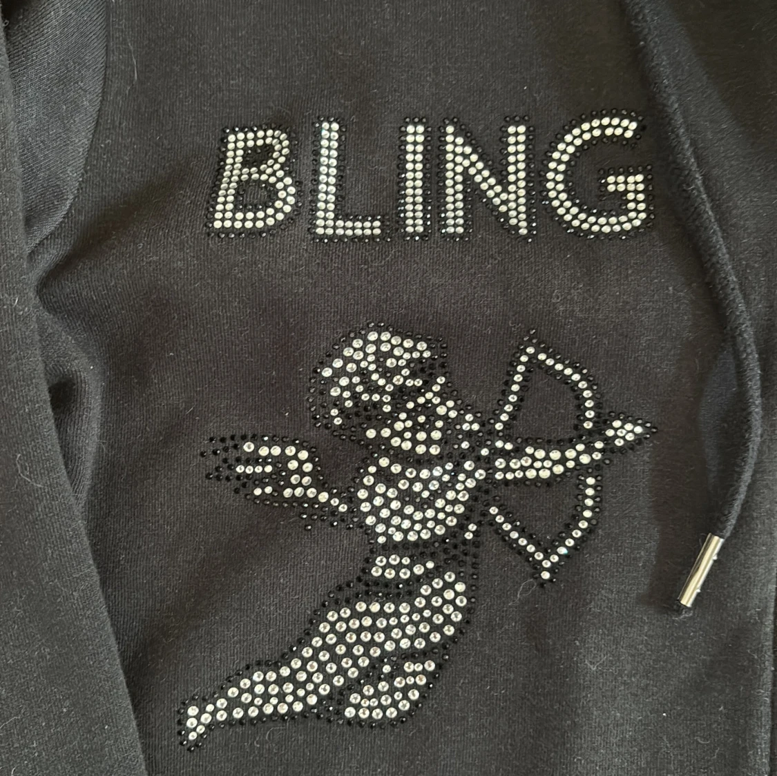 Svart hoodie med strass från Blinglucid - 2