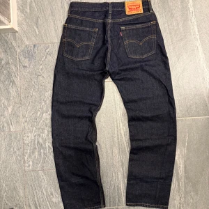 Mörka Levi’s 555 ’96 Jeans - Snygga baggy Levi’s 555 ’96 jeans i mörkblå/svart. Mycket bra skick och bekväm passform. Storlek W31 L32 – perfekt för en avslappnad, retro-look.