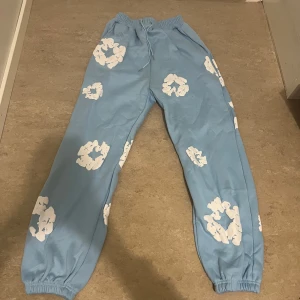 Denim Tears Byxor  - -Size L -Helt ny  -jätte bra pris😍 -passar båda kvinnor och män 👌 -skriv gärna om du har några frågor🙏☺️