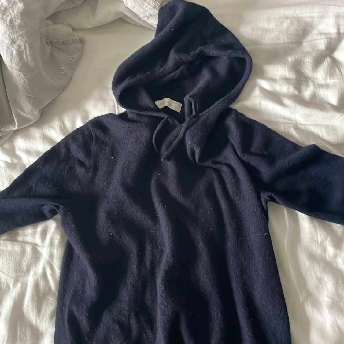 Mörkblå kashmirhoodie från Sayless