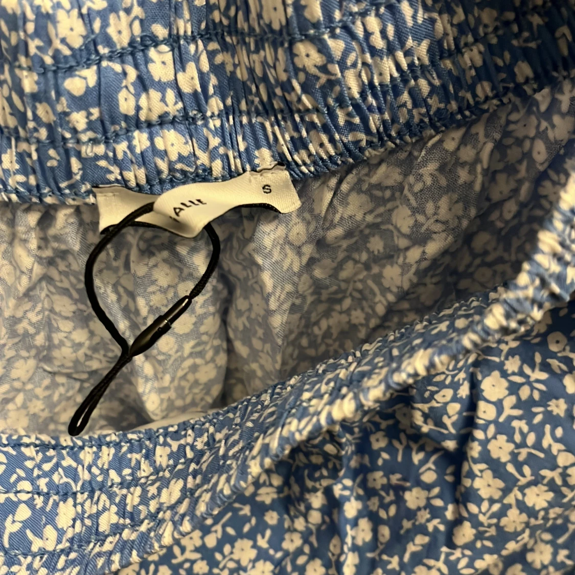 Blommig blå volangkjol från pigalle  - 3