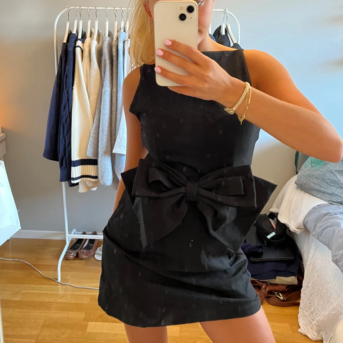 Svart kort klänning med stor rosett - 1