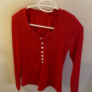 Långärmad tröja - Aldrig använd. Finns inga lappar men borde vara strl S.