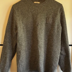 Grå stickad tröja med broderad logga - Stickad tröja från double. Är i storlek S. Ny pris ligger runt 1200kr.