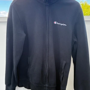 Champion zip tröja - Säljer min champion tröja som aldrig används. Storlek small.