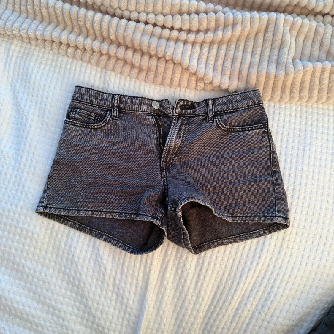 Grå jeansshorts 