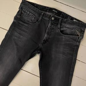 Replay Anbass  - Tjena! Säljer dessa Replay Anbass i mycket fint skick✔️ Storlek 34✔️ Mitt pris 379kr nypris 1600kr✔️ Har du någon fråga eller fundering är det bara att skriva✔️