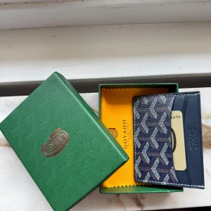 Goy4rd Plånbok  - Lyxig card holder från Goya4d i royal blue. Helt ny och aldrig använd, levereras med originalbox & dust cloth.  🧼 Ny & oanvänd – med originalförpackning 💬 Priset kan diskuteras – skicka bud! 📦 Snabb leverans & smidig kontakt 