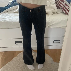 Svarta bootcut jeans från Vero Moda!  - Säljer ett par svarta jeans från Vero Moda - modellen VMSIGI, de är jätte sköna och i ett fint skick. Storlek Xs-30. Nypris är 600 kr 