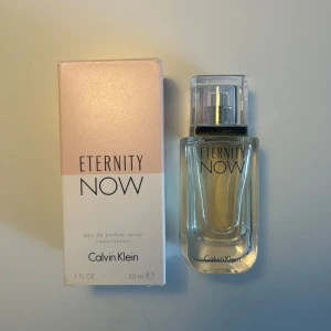 Eternity Now parfym 30ml Calvin Klein - Eternity Now från Calvin Klein, 30 ml eau de parfum. Endast testad en gång.  Topp: Juicynektarin, lyceer, kvittensorbet  Hjärta: pion, persikablomma, neroli  Bas: cashmere, bärnsten, sensuell mysk 