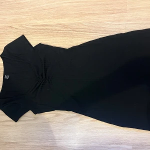 Svart kortärmad klänning  - Snygg svart klänning från shein med korta ärmar och lätt rynkning vid bysten. Modellen är figurnära och har en enkel, stilren design som passar perfekt för alla tillfällen. Mjuk och stretchig material som sitter bekvämt hela dagen. 