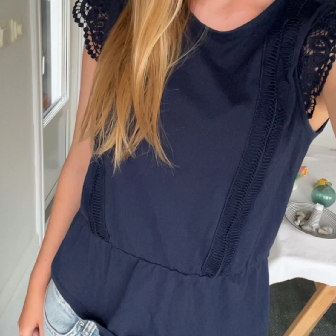 Mörkblå topp med spetsärmar - 1