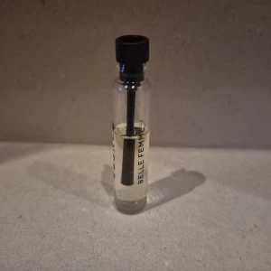 Belle Femme ca 2ml - Belle Femme ca 2ml från ESSNCE endast doftat på den men råkade spilla lite när jag öppnade bild 3 är en jämförelse med en full. 45kr ny.