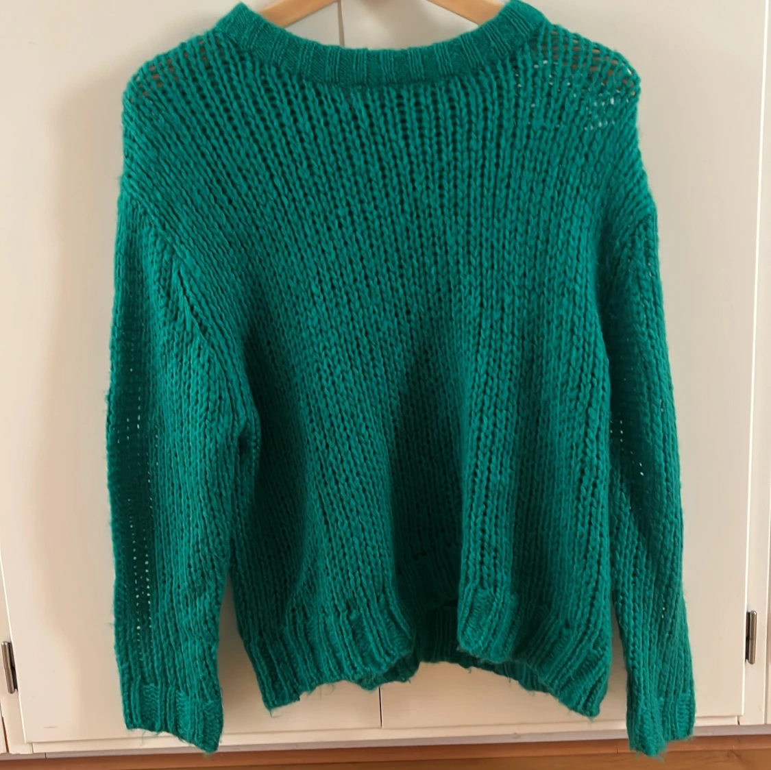 Grön stickad tröja från Sirup Copenhagen