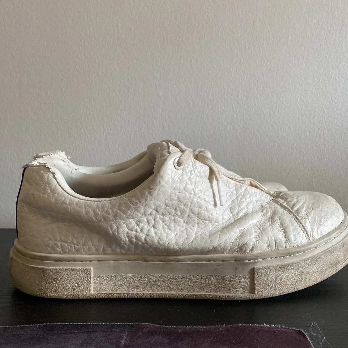Vita Eytys sneakers med lila detalj - 1