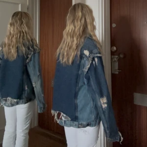 Snygg jeansjacka  - Säljer en riktigt cool jeansjacka, så sitter den på mig som vanligtvis har XS i storlek, men kan passa fler storlekar beroende på hur man vill den ska sitta. Den är i bra skick (alla slitningar ska vara som dom är) 💓